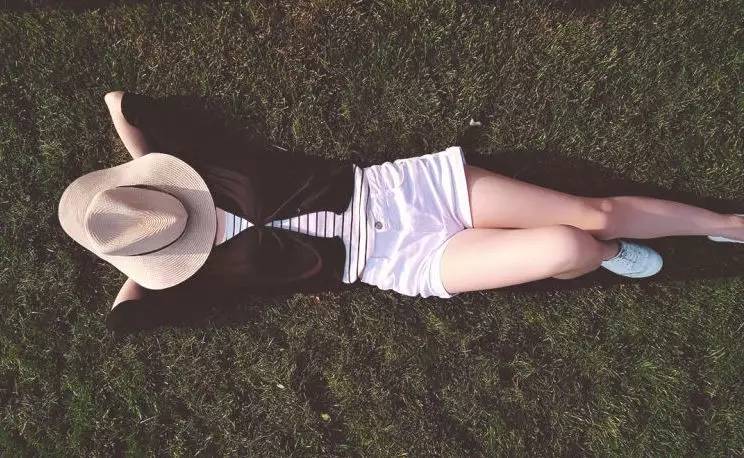 她们为别人穿的衣服，最后都一件一件脱了下来