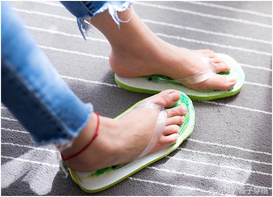 不曾见过的人字拖，让你裸脚整个夏天