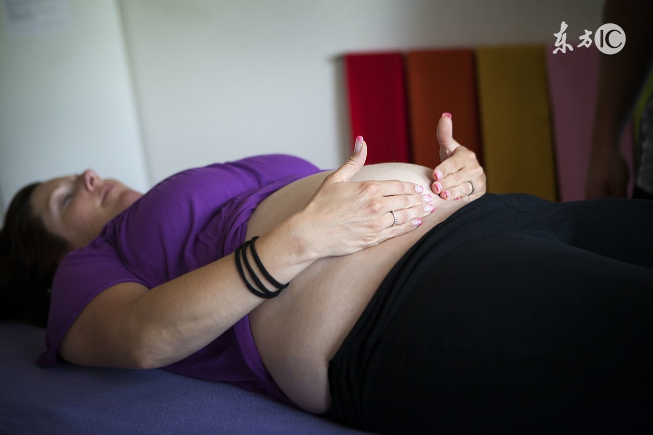 金牌月嫂给宝宝锻炼的视频,助产士教你分娩时应该怎么做