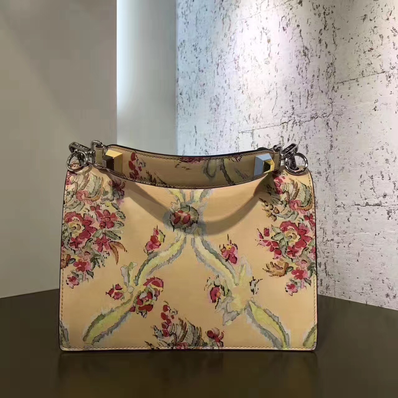 fendi包包最新款,fendi包的经典款