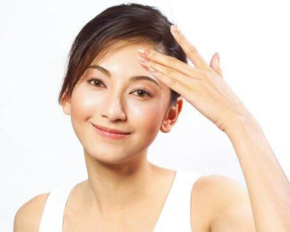 男孩额头长痘是什么原因,眉毛和额头长痘怎么回事