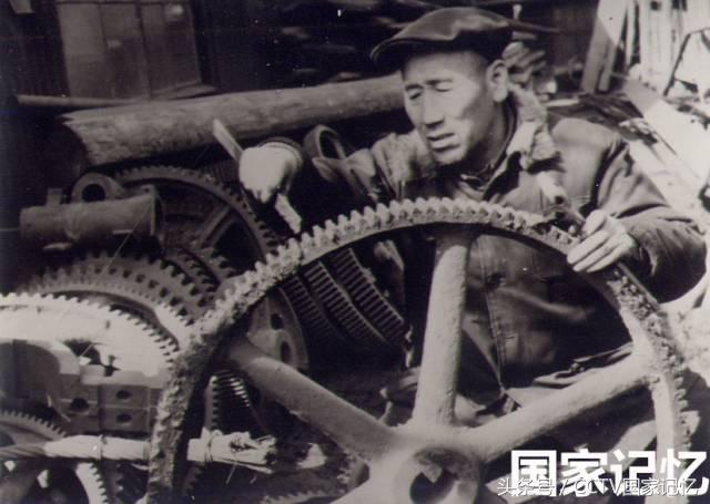 废铁堆里寻零件，砸碎玻璃洗器材，他竟徒手捡来“16亿”？