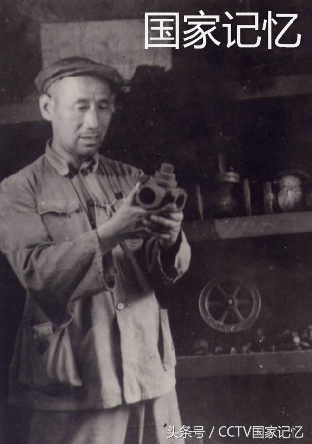 废铁堆里寻零件，砸碎玻璃洗器材，他竟徒手捡来“16亿”？