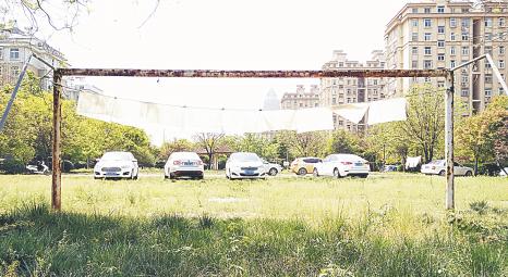 社区足球场建设方案,社区把绿地改车位