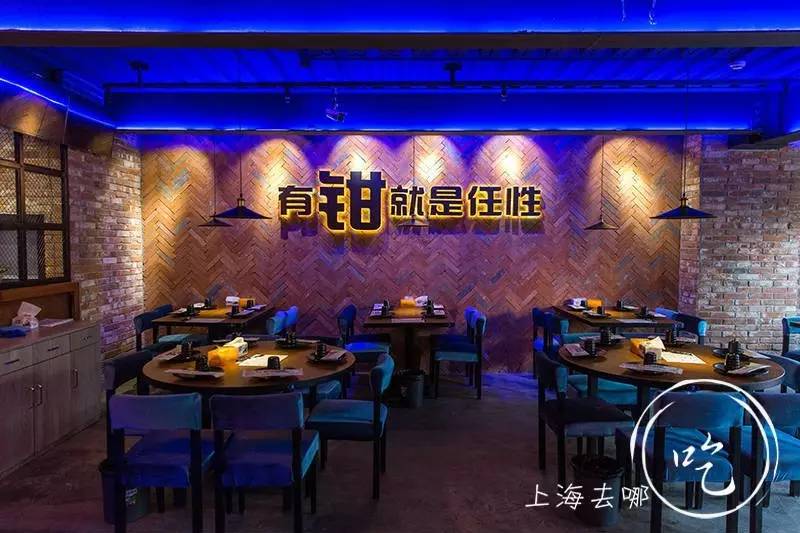 这家店营业到清晨2点，卖的都可以选Size，还给手活儿好的打折……