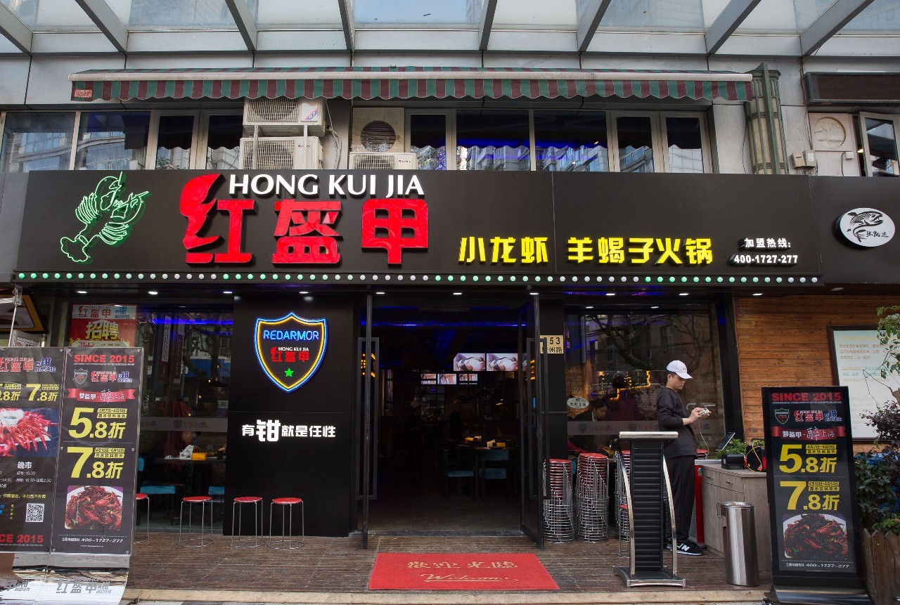 这家店营业到清晨2点，卖的都可以选Size，还给手活儿好的打折……