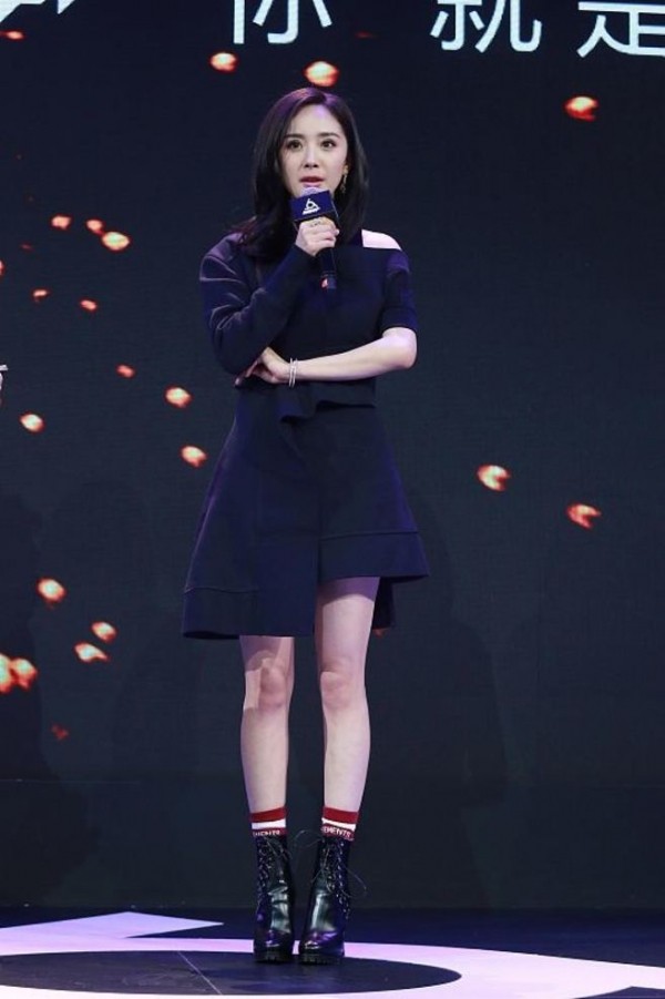 有一种球袜，穿上不是去踢球而是去露腿，杨幂江疏影都这么干！