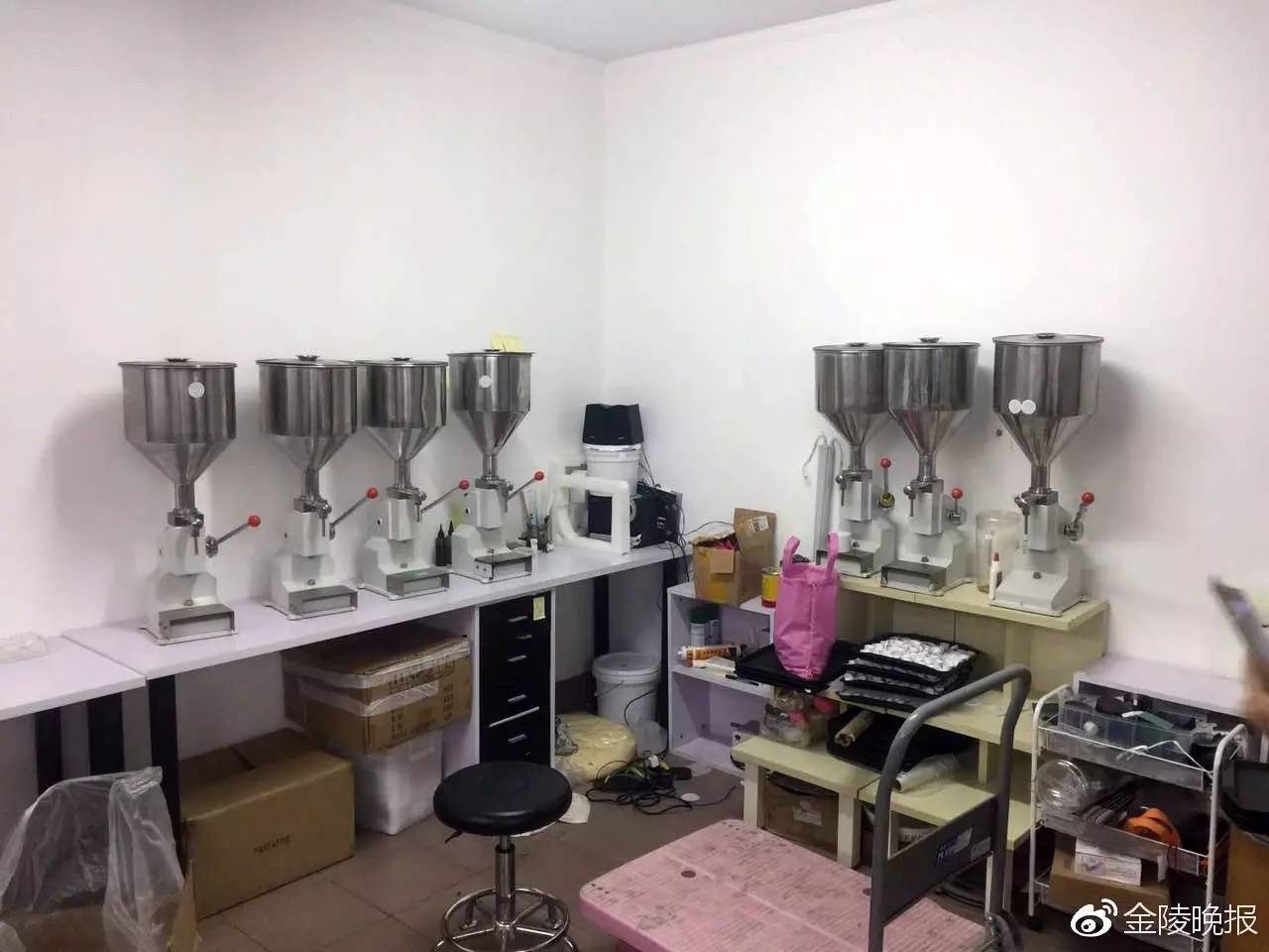 网售“高档化妆品”竟是在马桶边造的！这些网购便宜货，你还敢用吗？