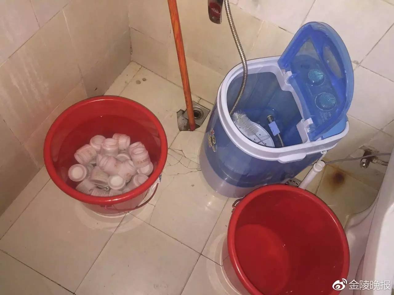 网售“高档化妆品”竟是在马桶边造的！这些网购便宜货，你还敢用吗？