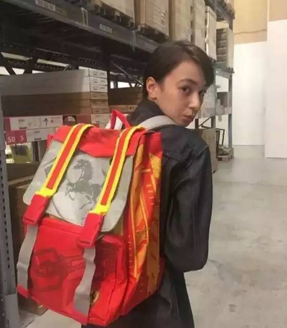 人见人爱！这个BOY风少女有点cool！