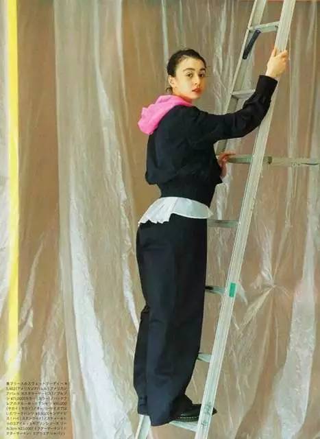 人见人爱！这个BOY风少女有点cool！