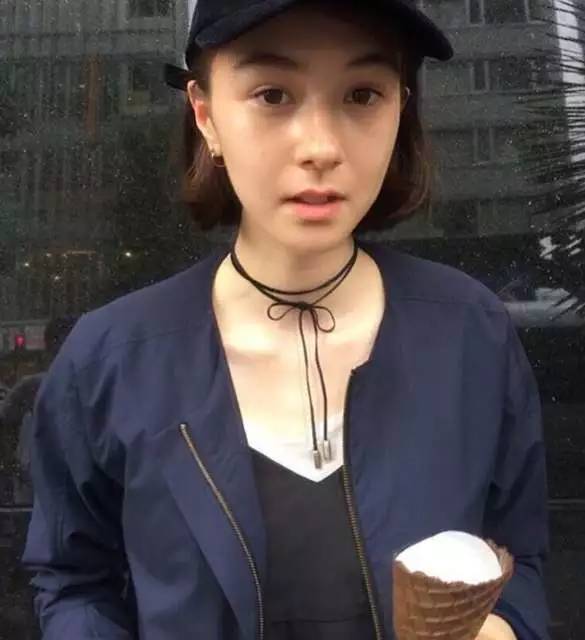 人见人爱！这个BOY风少女有点cool！