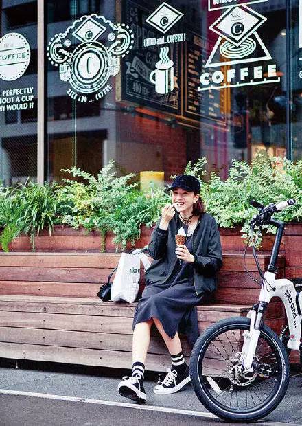 人见人爱！这个BOY风少女有点cool！