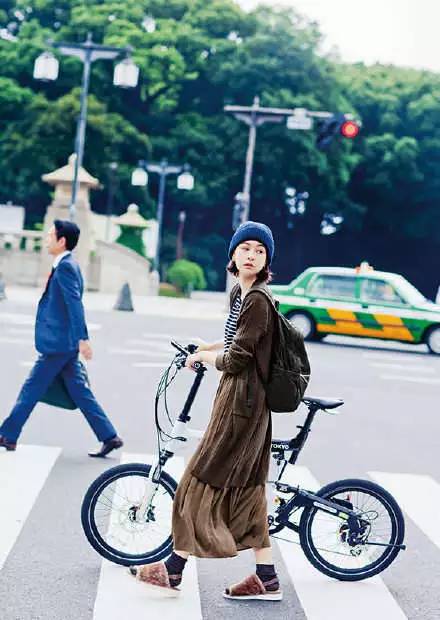 人见人爱！这个BOY风少女有点cool！