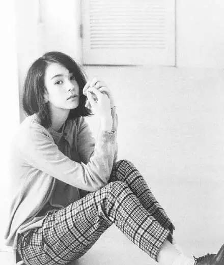 人见人爱！这个BOY风少女有点cool！