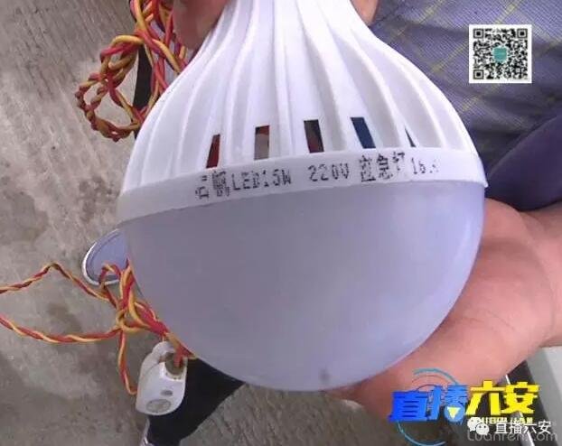 不用电的灯泡有水就能亮真假,搞怪灯泡