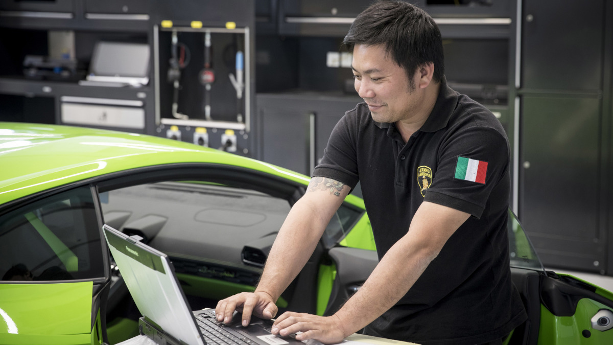 迪拜开个苹果店就不淡定了？这里的*博兰**基尼旗舰店才叫壕