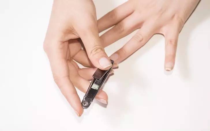 指甲从根部断裂去除断甲,指甲断裂在家自己怎么修补