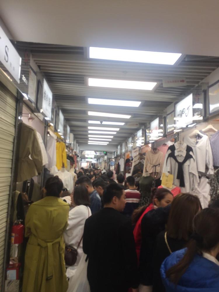 老婆进货苦他融400万做女装批发App买手选款店主拼单月流水过千万