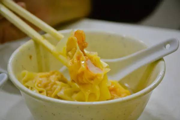 再一次香港｜带着老妈去看花花世界，佐敦觅食，中环闲逛，维港夜游，探索迪士尼的童话天地！