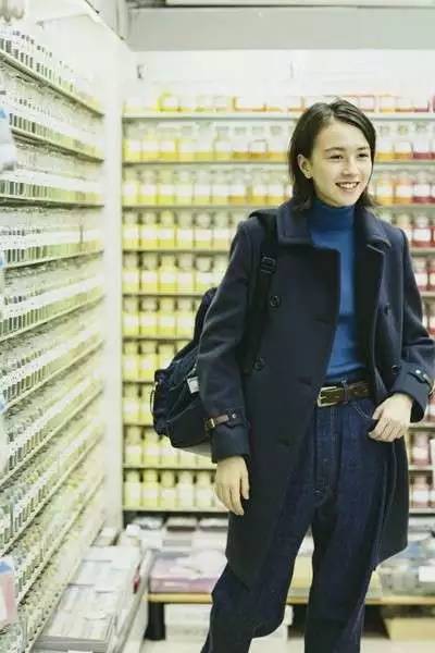 人见人爱！这个BOY风少女有点cool！