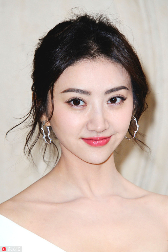 景甜唐嫣的落肩外套助你慵懒过冬 (景甜清冷富贵花妆容)