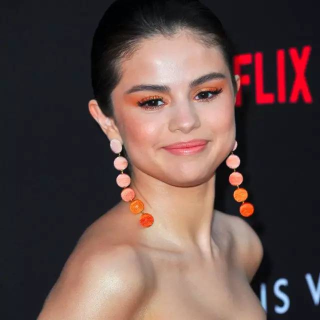 景甜唐嫣的落肩外套助你慵懒过冬 (景甜清冷富贵花妆容)