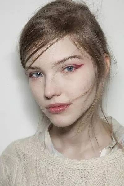 景甜唐嫣的落肩外套助你慵懒过冬 (景甜清冷富贵花妆容)