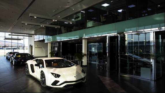 迪拜开个苹果店就不淡定了？这里的*博兰**基尼旗舰店才叫壕