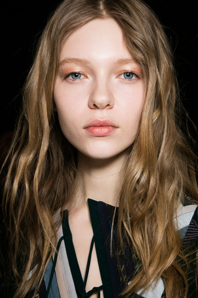 景甜唐嫣的落肩外套助你慵懒过冬 (景甜清冷富贵花妆容)