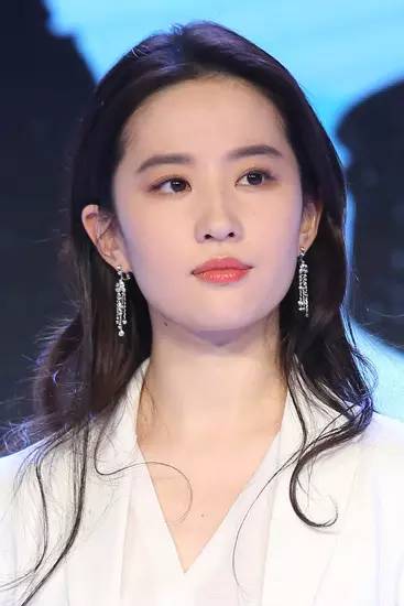 景甜唐嫣的落肩外套助你慵懒过冬 (景甜清冷富贵花妆容)