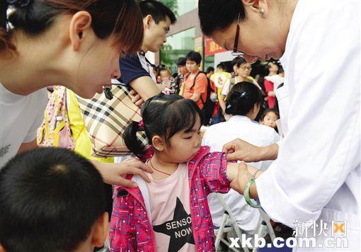 “许愿瓶行动”抵达彼岸八方“瓶主”冒雨领取幸福