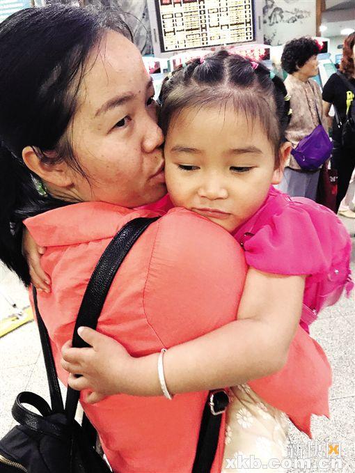 “许愿瓶行动”抵达彼岸八方“瓶主”冒雨领取幸福,2