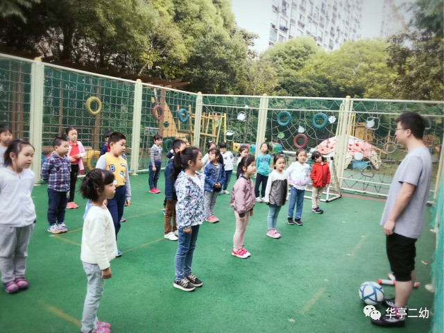 「创全进行时」华亭二幼的足球宝贝“嗨”起来~