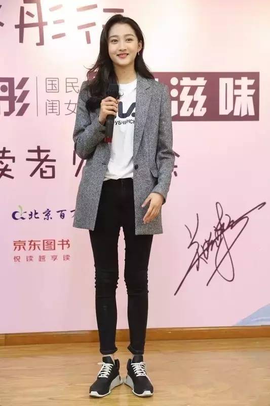 西装+T恤=时髦帅气又有女人味