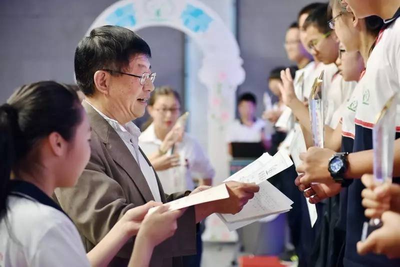 不忘初心青春献党,不忘初心薪火相传是什么意思