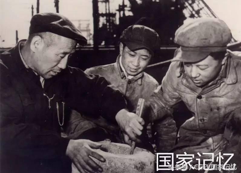 废铁堆里寻零件，砸碎玻璃洗器材，他竟徒手捡来“16亿”？