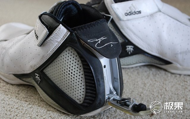 便捷式系鞋带球鞋,自动系鞋带的nike球鞋