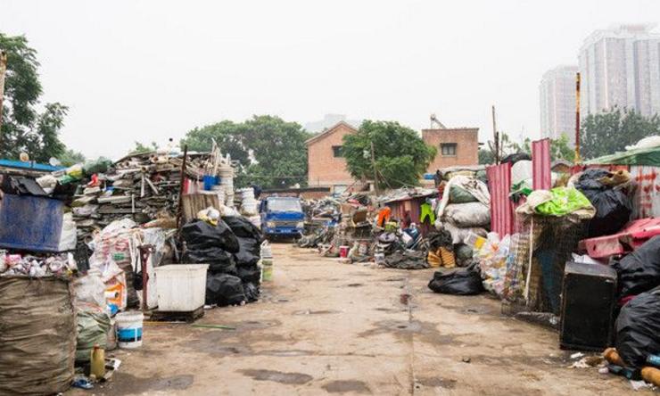 店门外捡个儿子，七年后得到孩子生父线索，他把儿子归还给人家