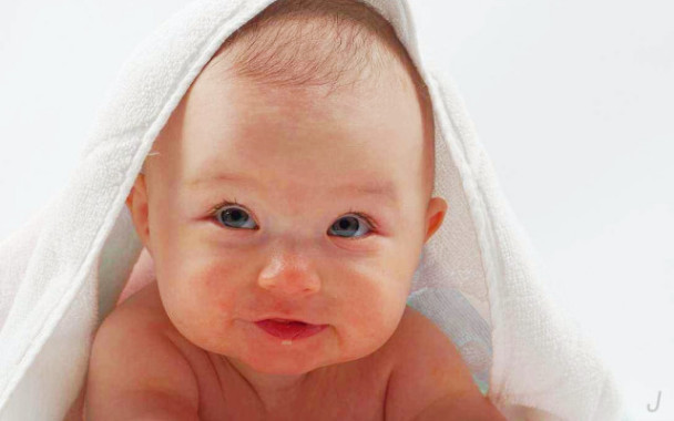 宝宝湿疹严重怎么都治不好,宝宝湿疹怎么办4个建议帮到你