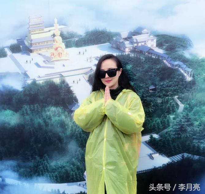 干露露寺庙烧香：愿找个王思聪这样的男友！