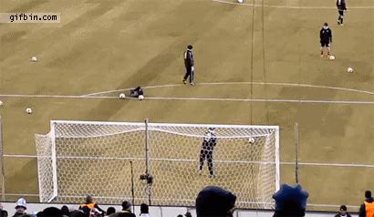 足球十大搞笑进球动图,足球搞笑庆祝动作gif