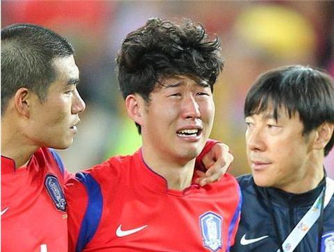 韩国球迷赛前讽国足：踢得烂，球迷丑！赛后又骂韩国队：丢人！