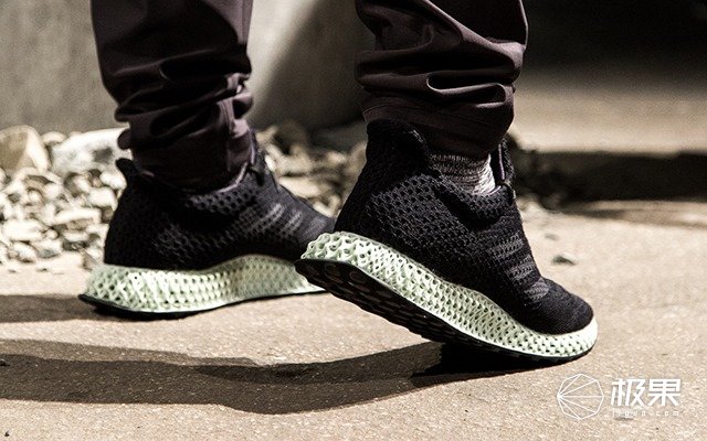 便捷式系鞋带球鞋,自动系鞋带的nike球鞋