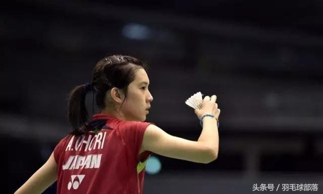 最会打羽毛球的美女,清纯美女打羽毛球准备活动视频