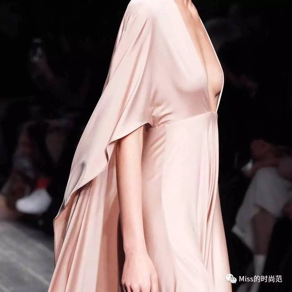 v领上衣时尚显瘦正肩遮肉款,显瘦又清凉