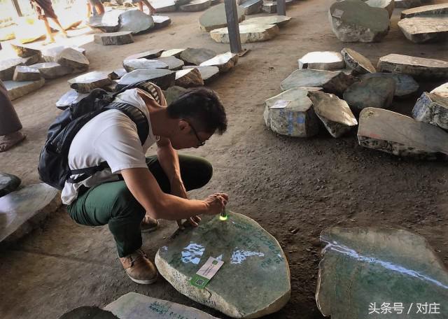 缅甸玉手镯63圈口,缅甸翡翠原石公盘竞价视频