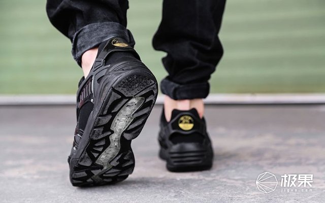 便捷式系鞋带球鞋,自动系鞋带的nike球鞋