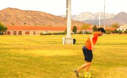 足球高空球如何摆脱贴身防守,足球实战为什么停不了高空球