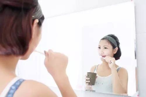 小孩牙齿一块块掉怎么回事,两岁孩子牙齿一块块掉是怎么了